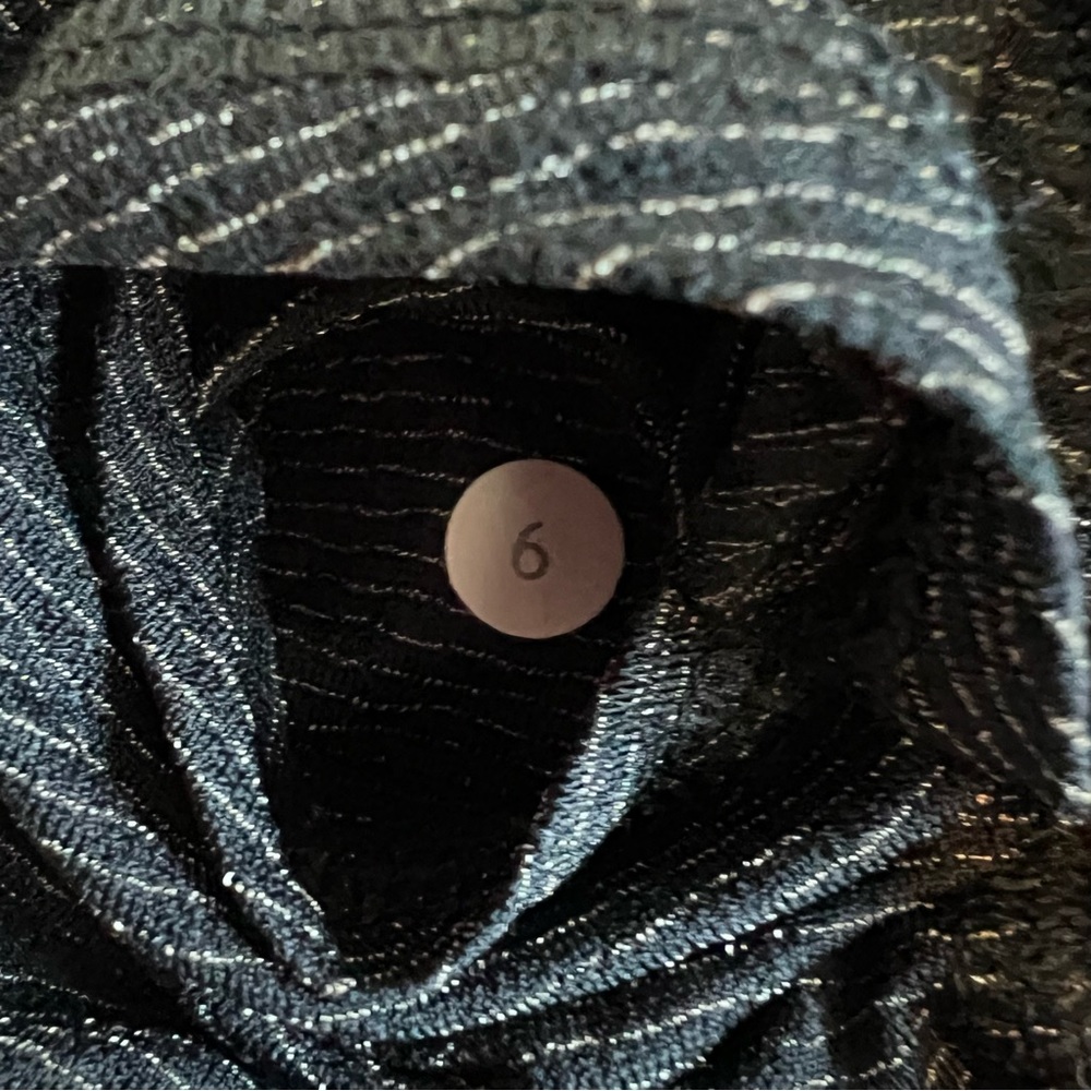 Lululemon • Black & Gray Run Revitalize Tech Tee • Size 6 - Picture 5 of 5